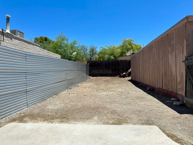 Building Photo - 1234 N Dodge Blvd