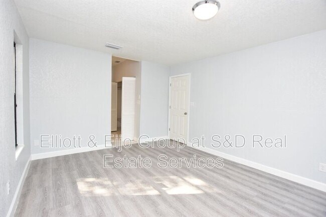 Building Photo - 1127 Oakhill St