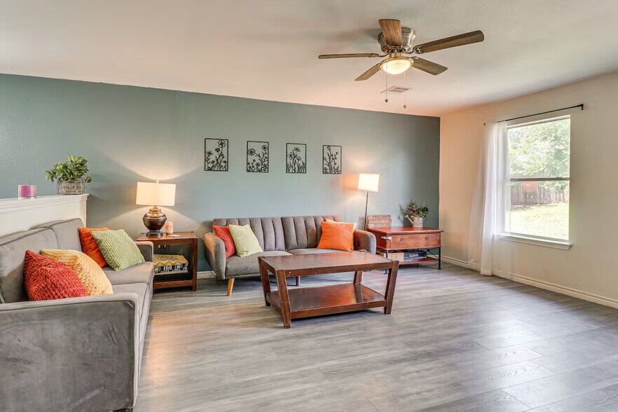 Building Photo - Room in House on Hungry Horse Dr