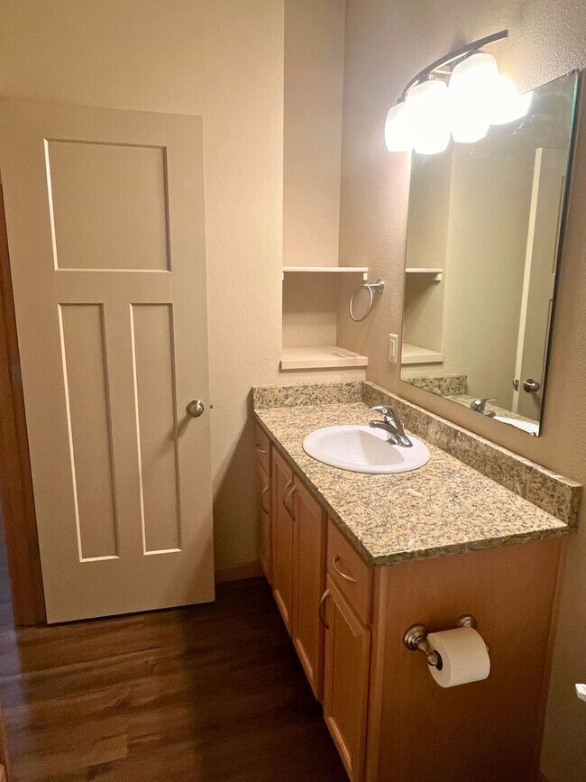 Building Photo - (MUS 1972) Spacious and Inviting 3-Bed, 2-Bath Townhome – A Perfect Place to Call Home!