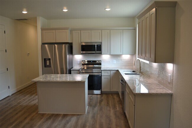 Building Photo - 729 Canyon Bend