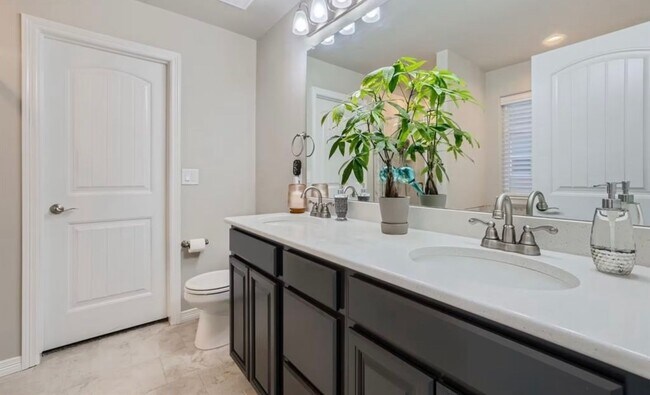 Building Photo - Beautiful 5 bedroom home!!