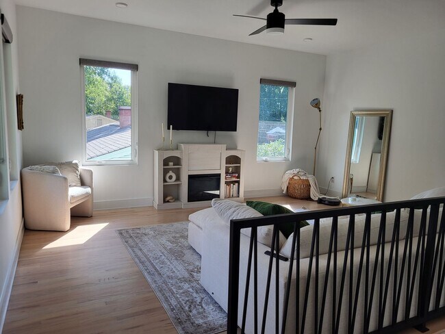 Building Photo - Furnished home in Lincoln Heights