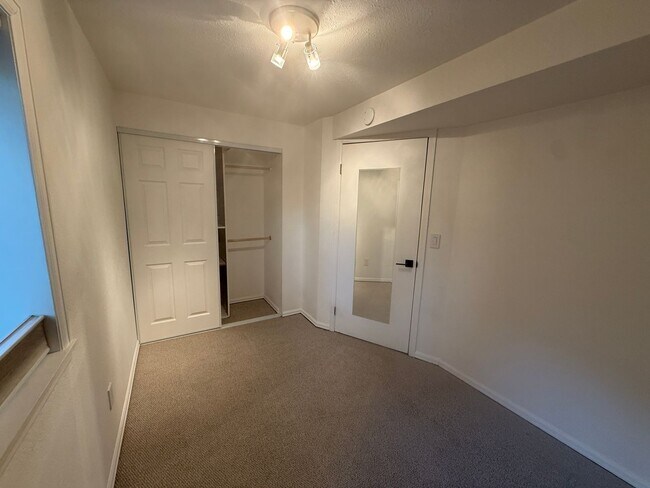 Building Photo - Available for immediate move-in!