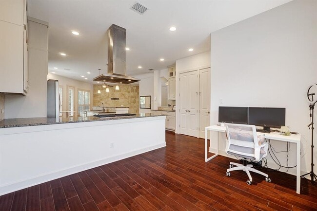 Building Photo - 6533 E Hill Dr