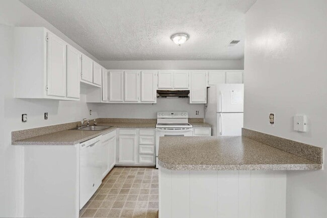 Building Photo - Beautifully Refreshed 3BR Townhome with Private Fenced Backyard in Brandy Station