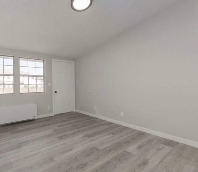 Building Photo - Springtree Gardens Condo