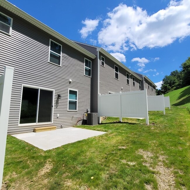 Building Photo - Beautiful 3 Bedroom Townhome in Delmont, P...
