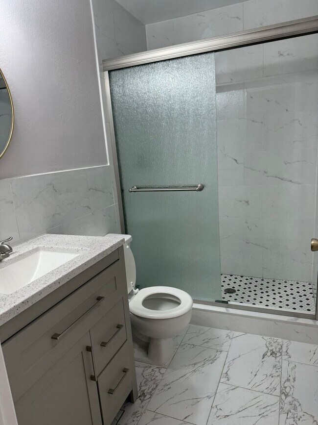 Building Photo - Two bedroom two bathroom townhome!