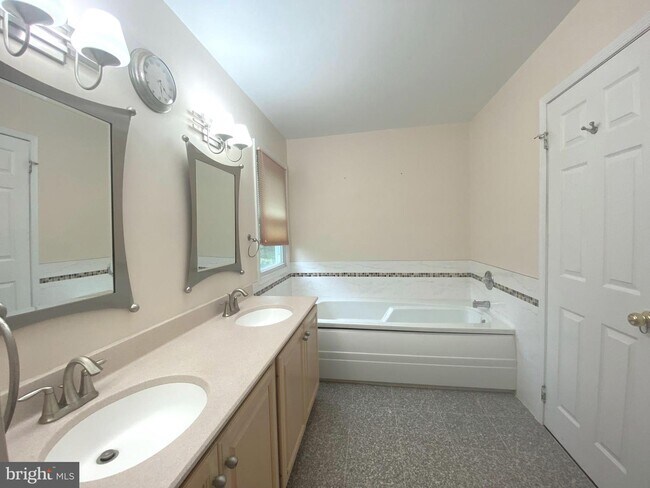 Building Photo - 14 Nathan Ct