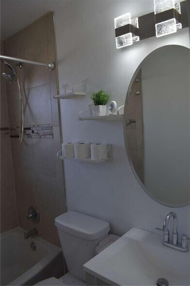 Building Photo - 24 Daniel St SE