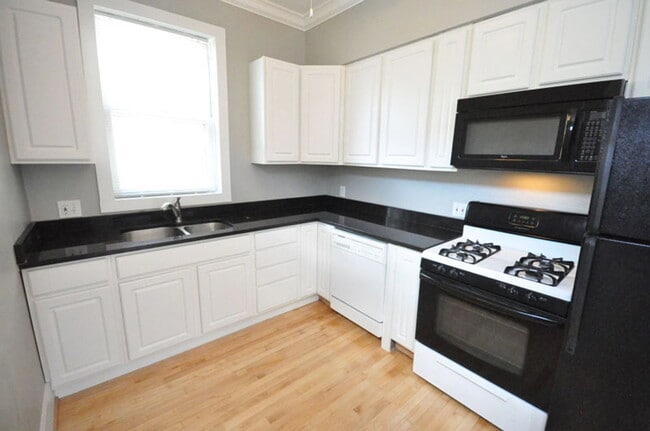 Building Photo - 495 S Lazelle St