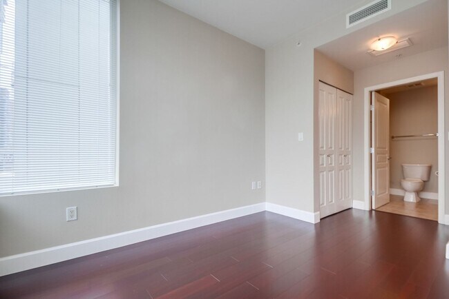 Building Photo - Modern 2 bed / 2 bath Condo in Little Ital...