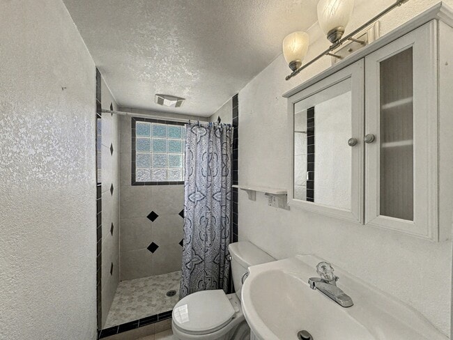 Building Photo - 6891 S Quince St