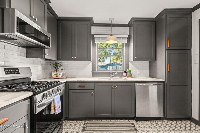 Building Photo - 107 Acadian Dr