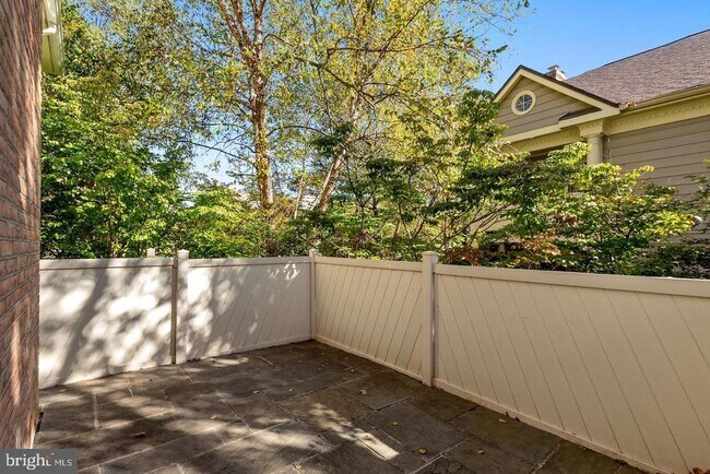 Building Photo - 5801 Linden Square Ct