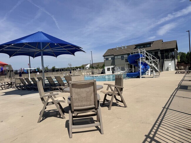 Building Photo - 540 Barrington Row Ave