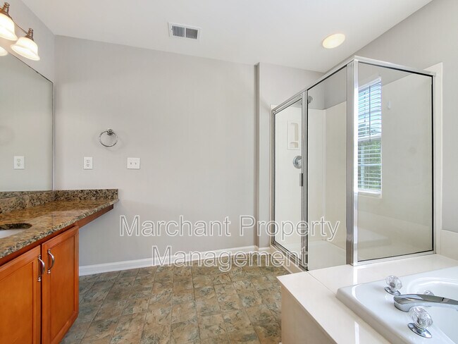 Building Photo - 15 Silverthorn Ct