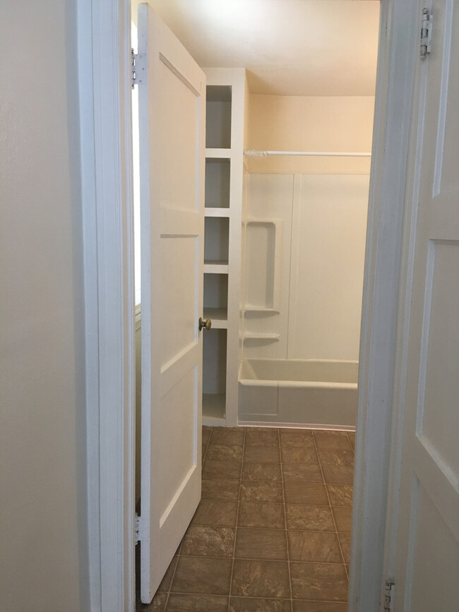 Building Photo - Quaint One Bedroom Duplex ~Close to Campus!