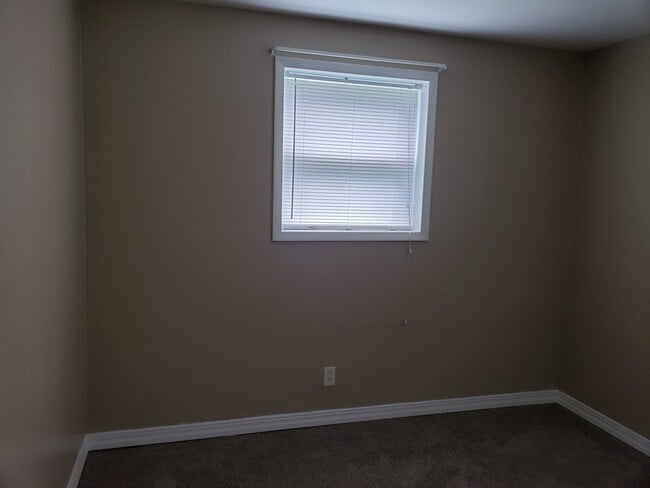 Building Photo - 230 Fairway Dr