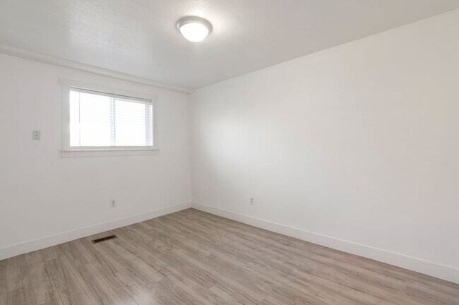 Building Photo - North Salt Lake 2 BD 1 BA - $500 Amazon Gift Card!! - $500.00 Security Deposit OAC -Brookside Lof...