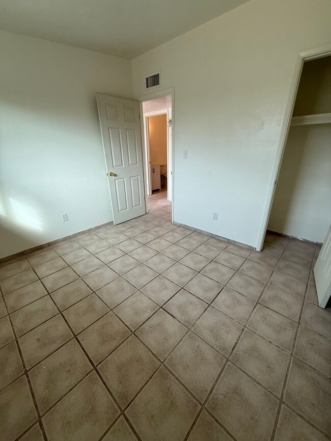 Building Photo - Townhome For rent