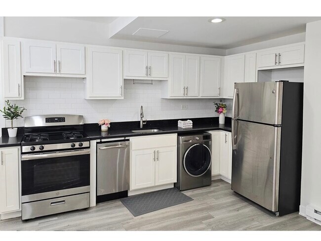 Building Photo - 732 W Roscoe St