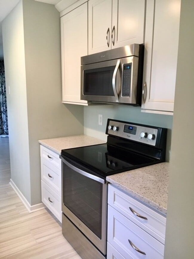 Building Photo - TOWNHOME IN MT PLEASANT - AVAILABLE August 1, 2026!