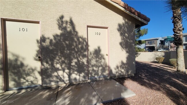 Building Photo - 1209 N Buffalo Dr