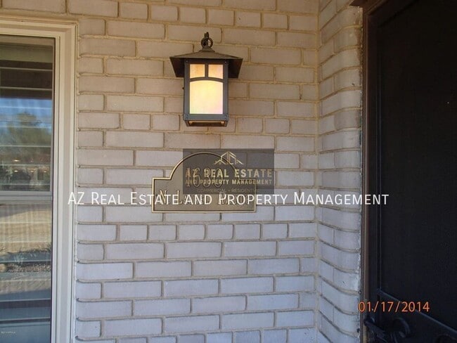 Building Photo - 1630 N Laurel Ave