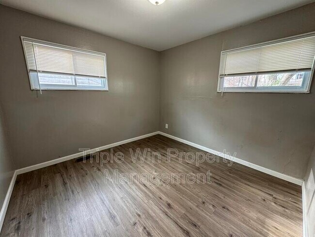 Building Photo - 227 Meadowcrest Dr