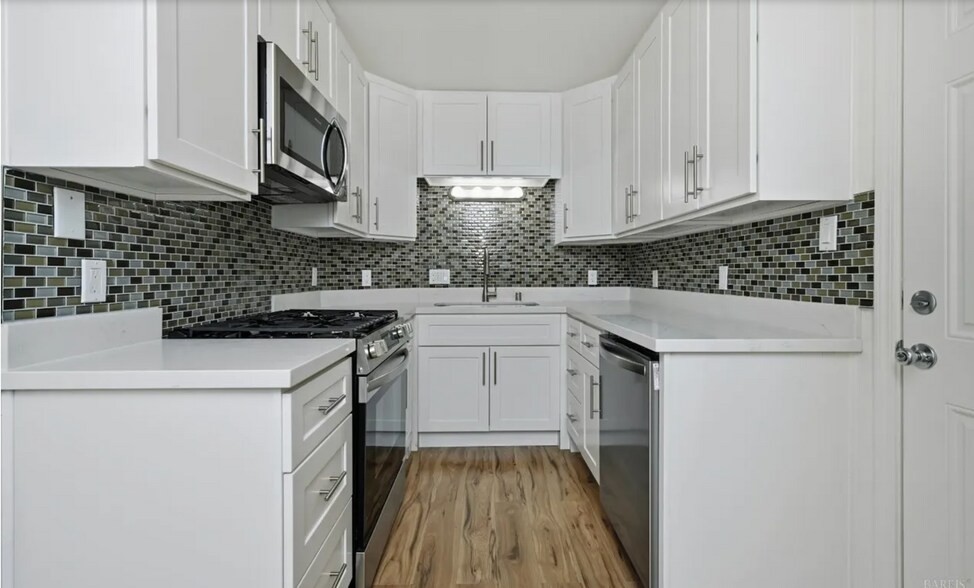 Kitchen - 340 College Ave