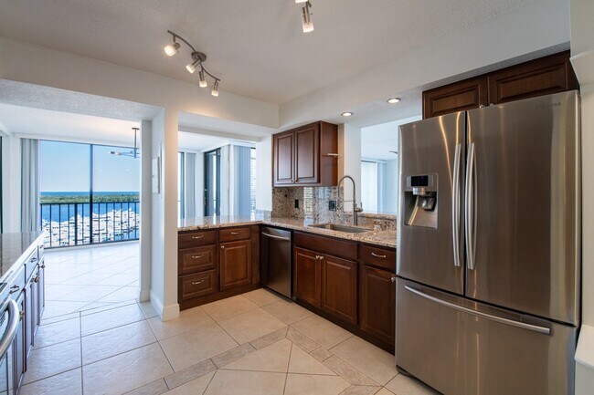 Building Photo - 122 Lakeshore Dr