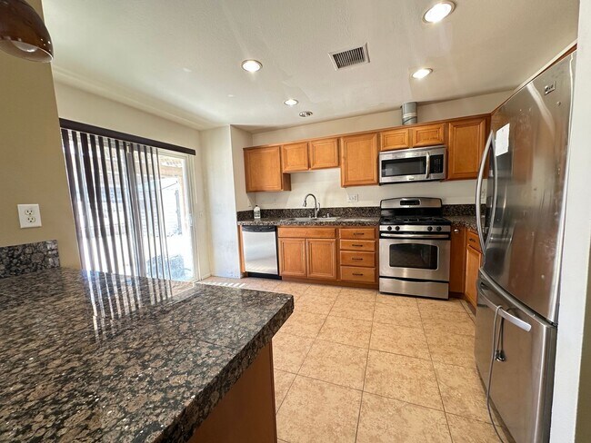 Building Photo - Welcome to this 4 bed 2 bath home!