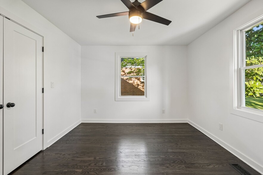 Building Photo - 902 Broadmoor Dr