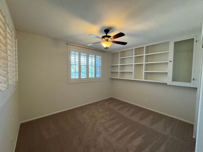 Building Photo - Charming 3Bd/2.5Ba w/Private Yard and New ...