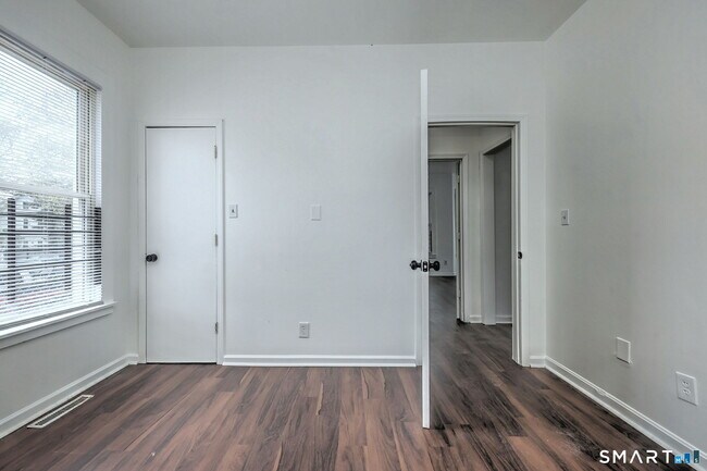 Building Photo - 483 Ferry St