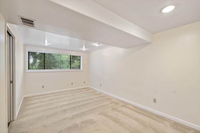 Building Photo - Spacious 3 bed 2.5 bath in Eastgate neighborhood.