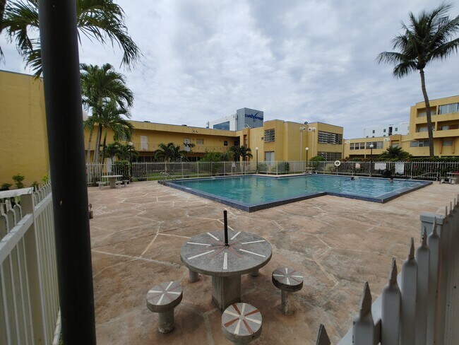 Building Photo - 1555 W 44th Pl