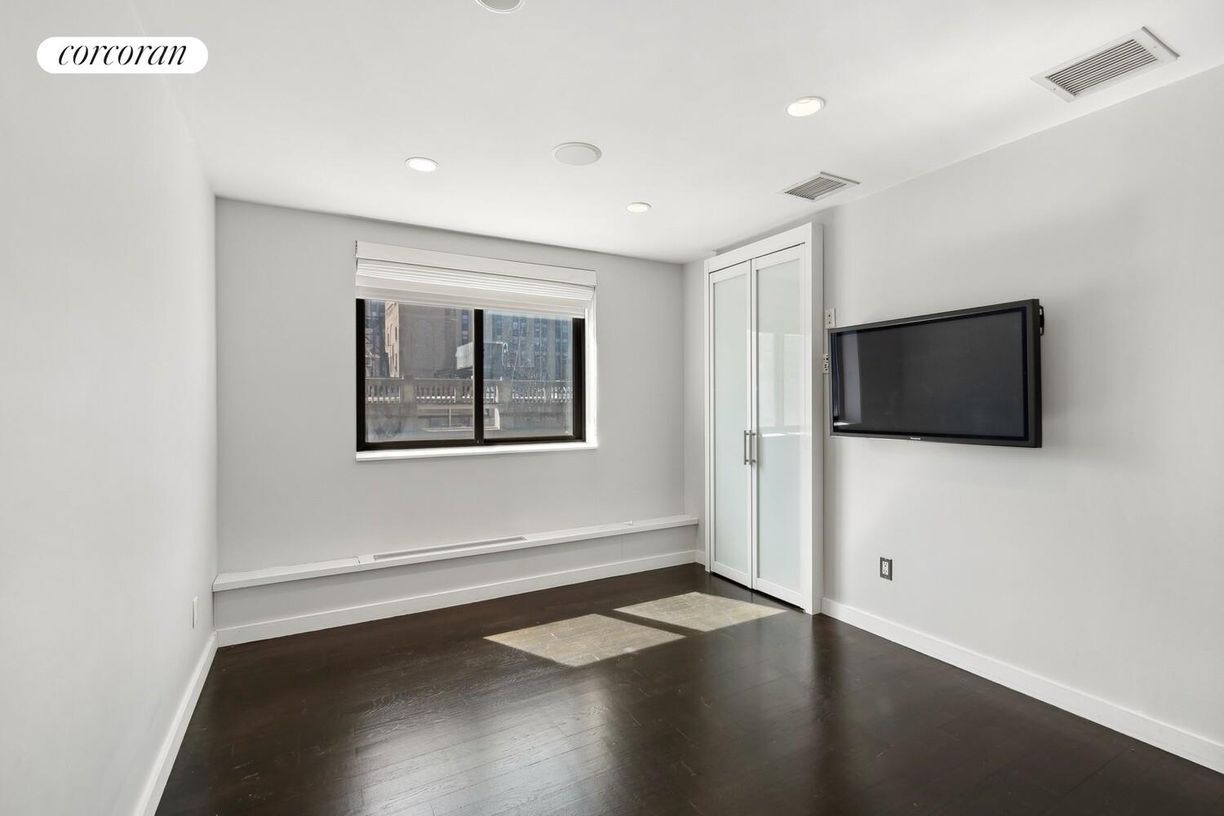 Building Photo - 372 5th Ave