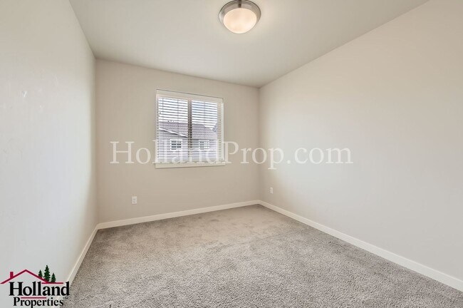 Building Photo - Gorgeous 3-Bed Hillsboro Home with a Fence...