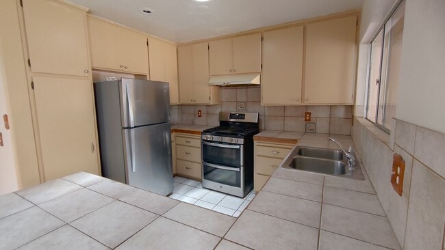 Building Photo - Newly Remodeled 4 Bed 3 Bath in Chula Vist...