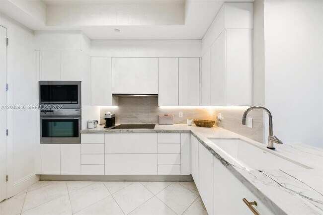 Building Photo - 100 South Pointe Dr