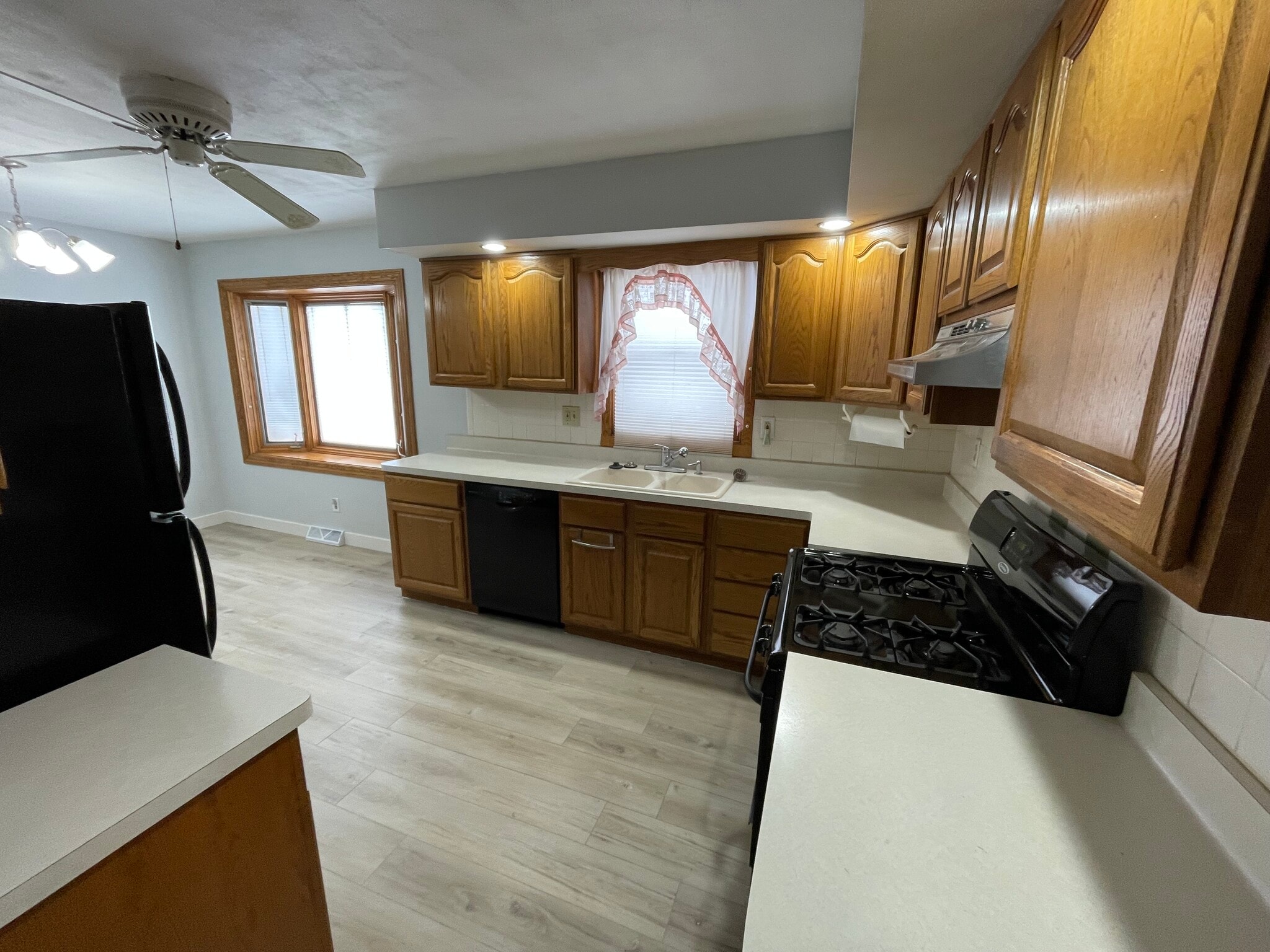 Building Photo - 1210 Woodridge Dr