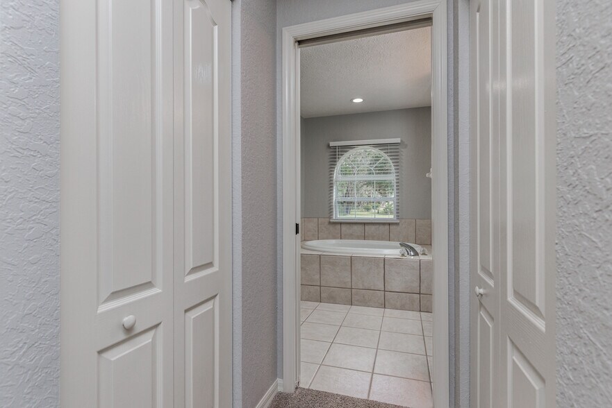 Building Photo - 320 N Fresno Ave