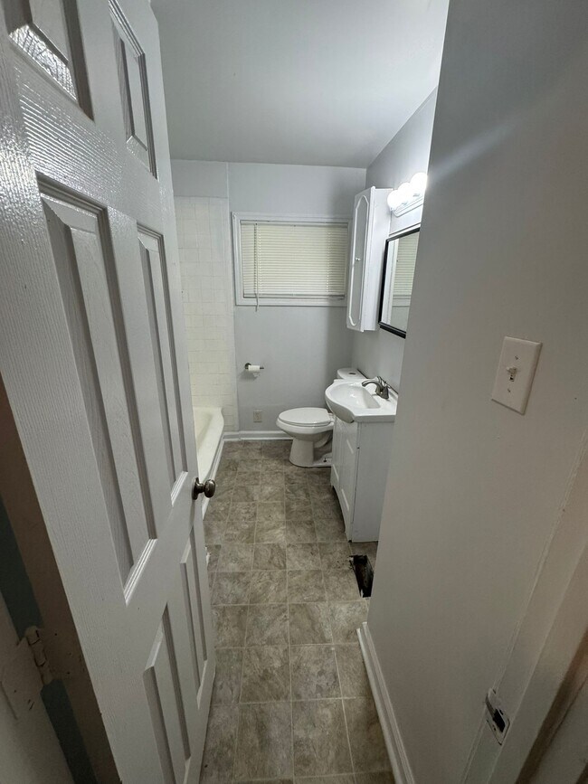 Building Photo - 2408 Groveland Cir S