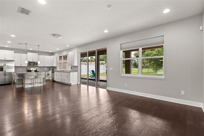 Building Photo - 2813 Roseglen Way
