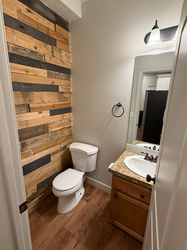 Building Photo - 565 Pioneer Rd