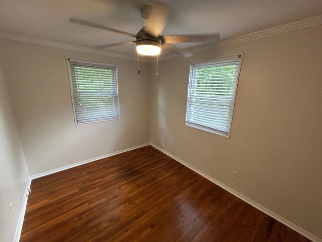 Building Photo - Cozy 2 bedroom/1 bath condo in the heart o...