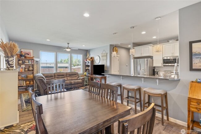Building Photo - Like-New 3 bed 2 bath w/ Garage